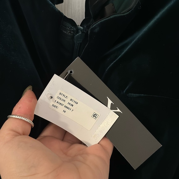 NWT Xscape Womens Velvet Off-The-Shoulder Ball Gown in Hunter Green - Picture 5 of 7